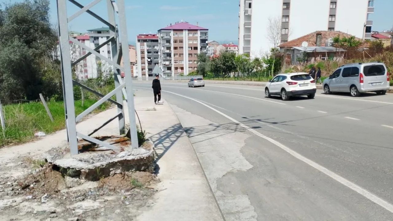 KALDIRIM ORTASINDA ELEKTRİK DİREĞİ