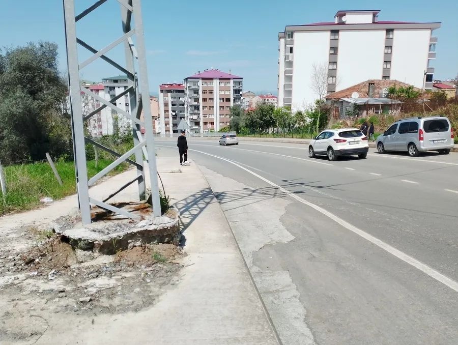 KALDIRIM ORTASINDA ELEKTRİK DİREĞİ