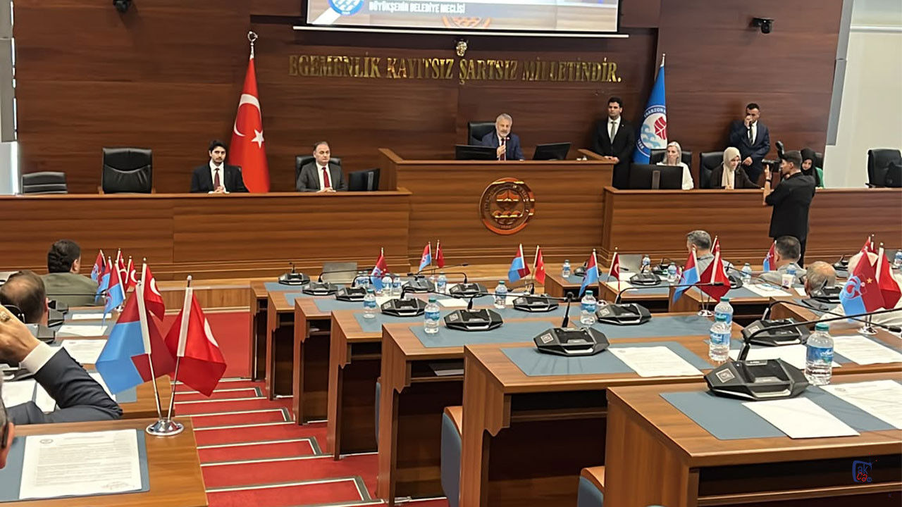Trabzon Büyükşehir Belediye Meclisi'nde şok karar! CHP grubu salonu terk etti!