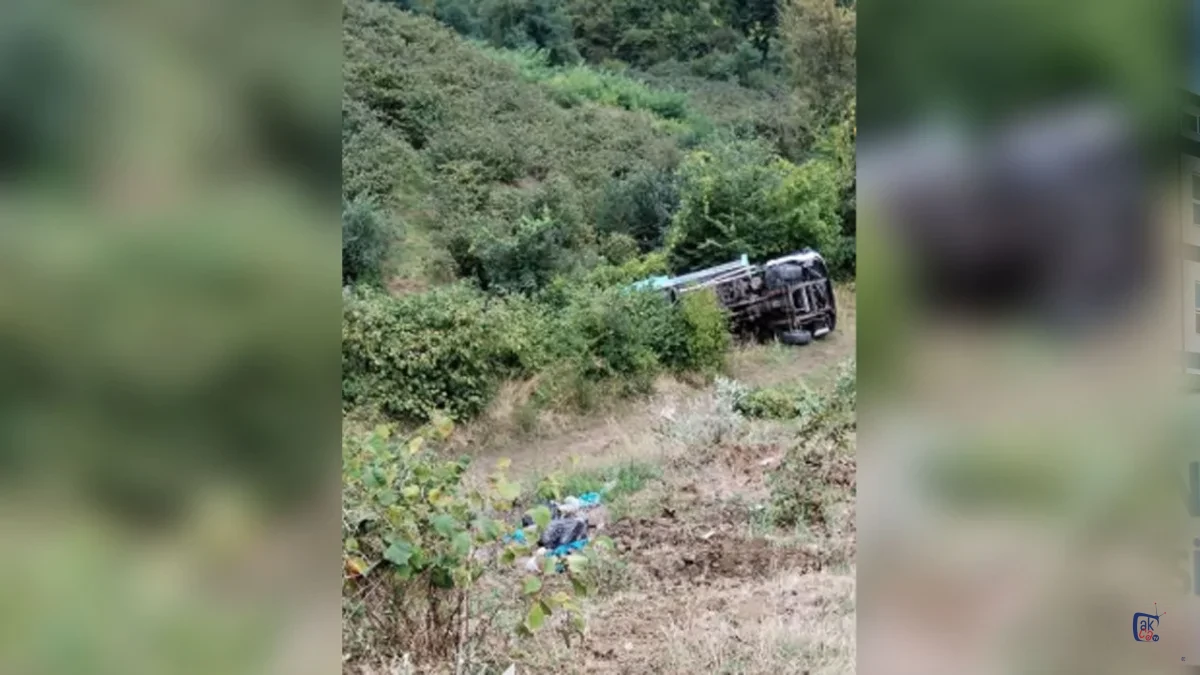 Akçaabat’ta çöp kamyonu devrildi: 3 personel kurtuldu