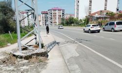 KALDIRIM ORTASINDA ELEKTRİK DİREĞİ
