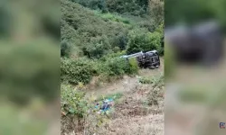 Akçaabat’ta çöp kamyonu devrildi: 3 personel kurtuldu