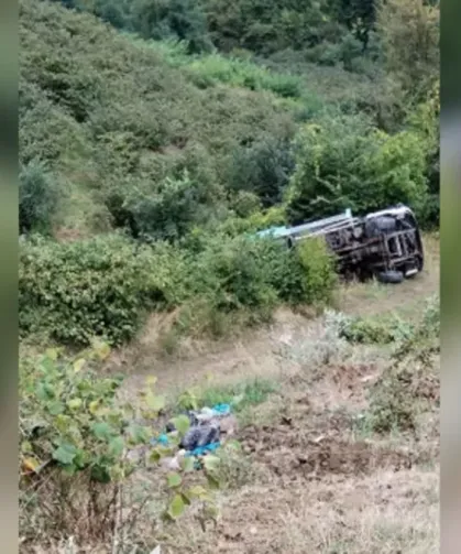 Akçaabat’ta çöp kamyonu devrildi: 3 personel kurtuldu
