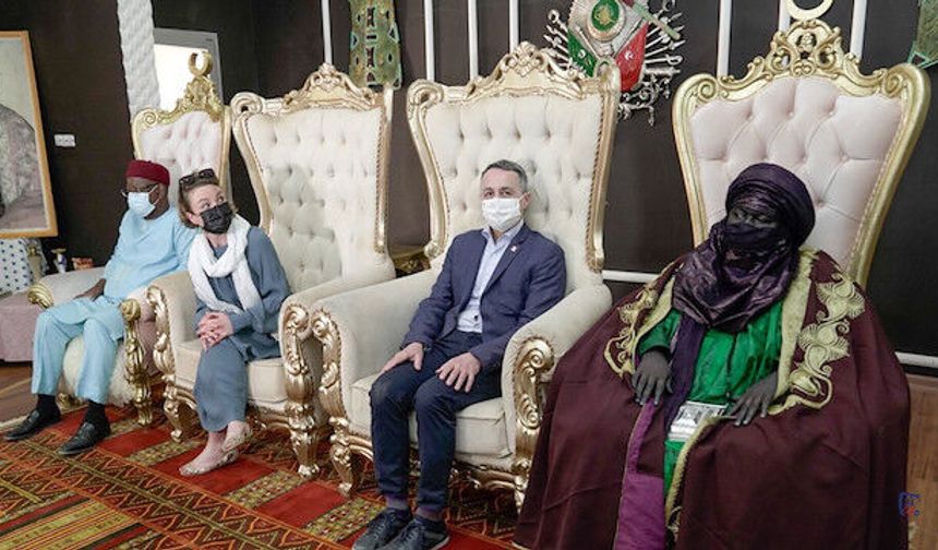 İsviçre Cumhurbaşkanına Nijer'de Osmanlı tuğrası altında karşılama