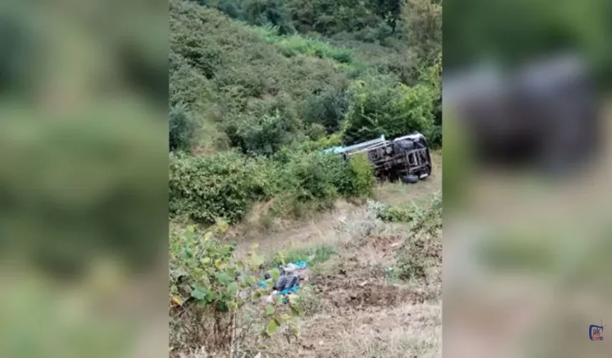 Akçaabat’ta çöp kamyonu devrildi: 3 personel kurtuldu